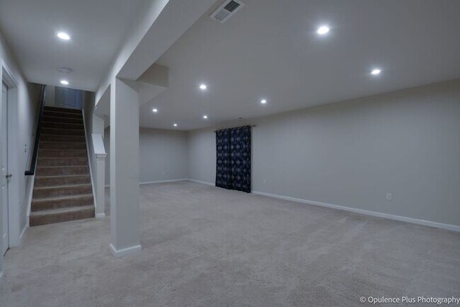 Building Photo - Gorgeous 3 Bed 3.5 Bath Fairborn Home!