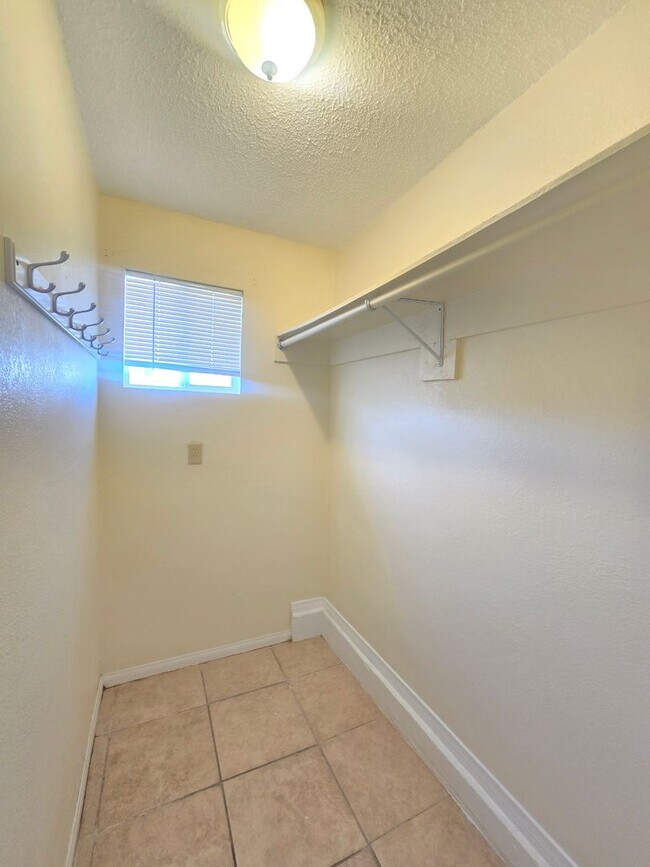 Building Photo - 2010 W Lumber St