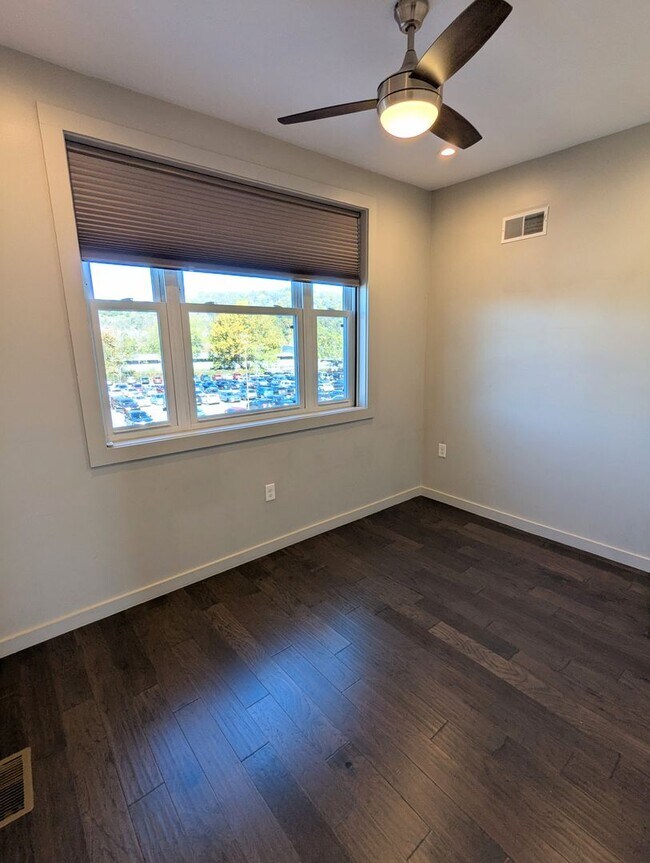 Building Photo - 3 Bedroom 2 Bathroom Single Family Home (L...