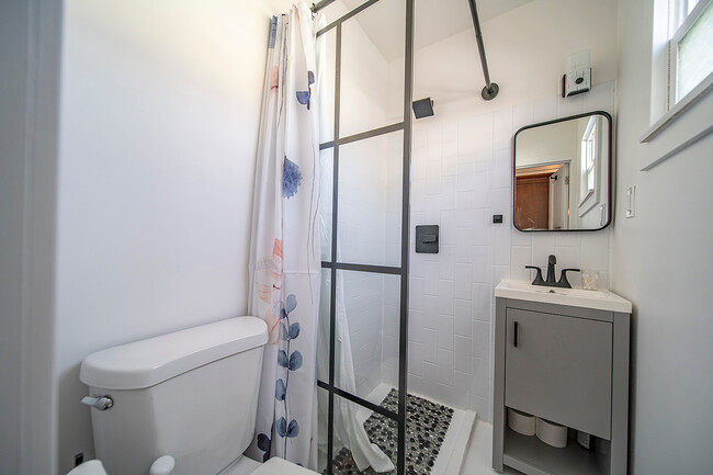 Ensuite Bath - 5902 Lemp Ave