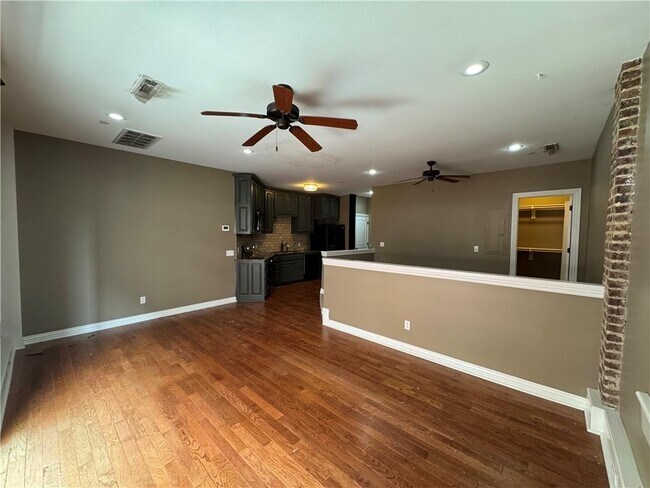 Building Photo - 21 E Center St