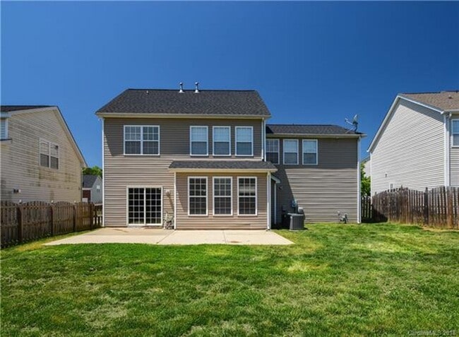 Building Photo - 4 BR/2.5BA  Community Pool | Fenced backyard!