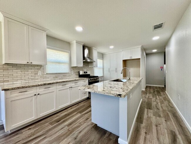 Building Photo - NEWLY RENOVATED 3 BED, 3 BATH ONE STORY HO...