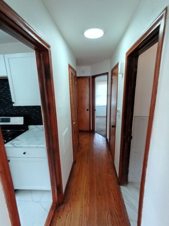 Building Photo - 3 bedroom 1.5 bath brick bungalow - AVAILA...