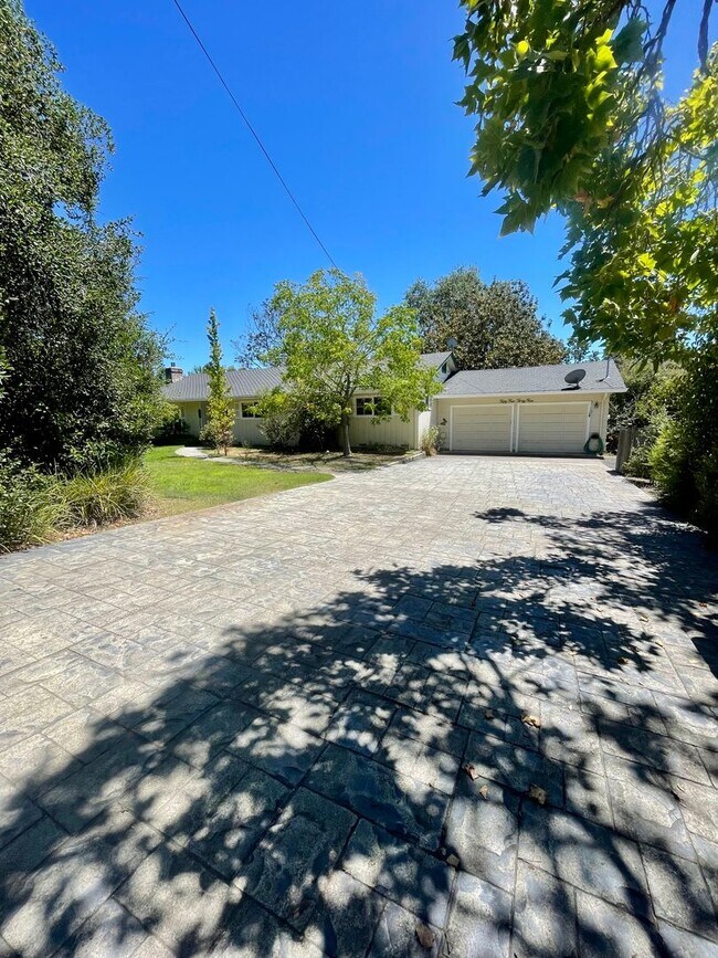 Building Photo - $3,900/month – Rare Country Feel on an Expansive Lot in One of Santa Rosa's Desirable Neighborhoods!