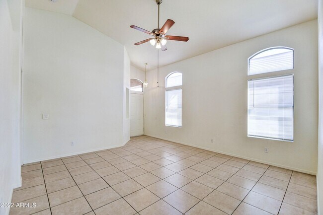 Building Photo - 753 E Saddle Dr