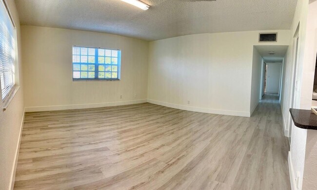 Building Photo - 1407 NE 56th St