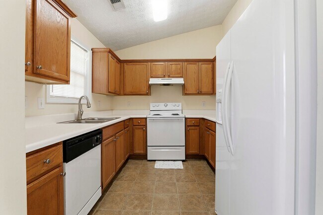 Building Photo - 3BR Split Level with 2 Car Garage in Jonesboro