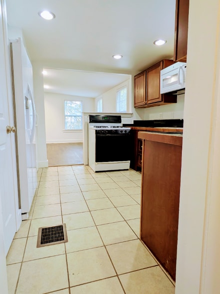 Building Photo - 955 Rogers St