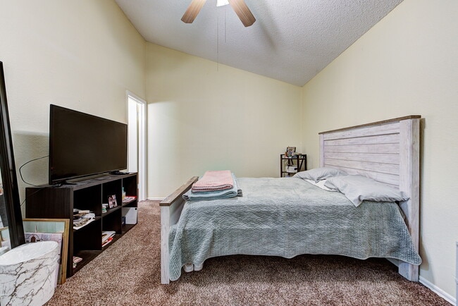 Building Photo - 2206 Whiteoak Cir