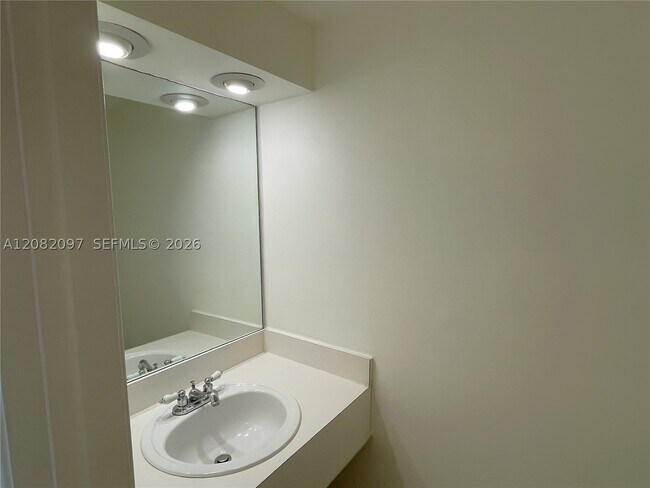 Building Photo - 6904 N Kendall Dr