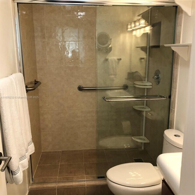 Building Photo - 905 Brickell Bay Dr