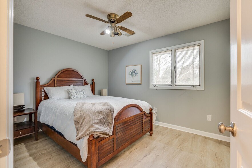 Building Photo - 5009 Emerald Dr