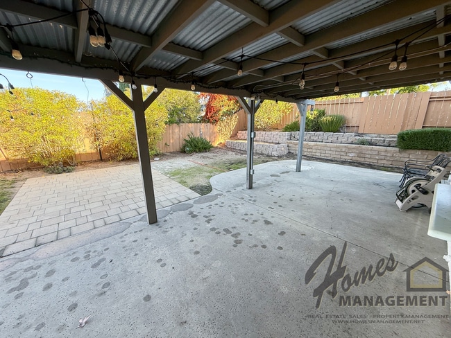 Building Photo - Homes Management - 3 bed, 2 bath home off Oak Hill