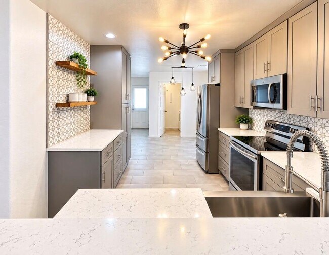 Building Photo - 371 Housefinch Loop