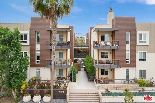 Building Photo - Beautiful Playa Vista Home With In Unit La...