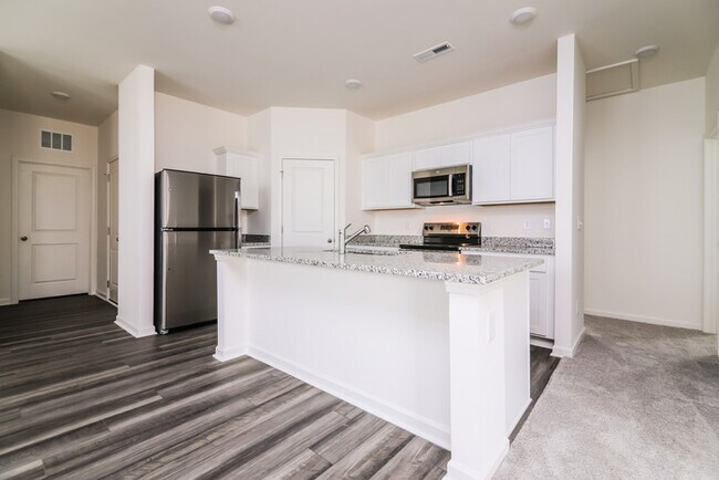 Building Photo - Fantastic 4bd/3ba home! Coming soon!