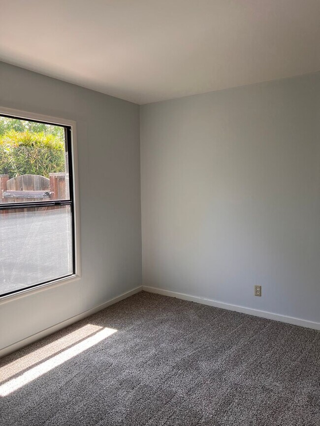 Building Photo - 1143 Solana Dr