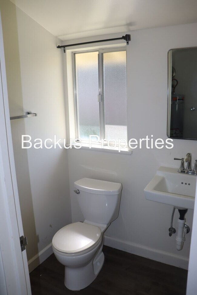 Building Photo - Wonderful three bedroom home in Monterey Park area of South Salinas