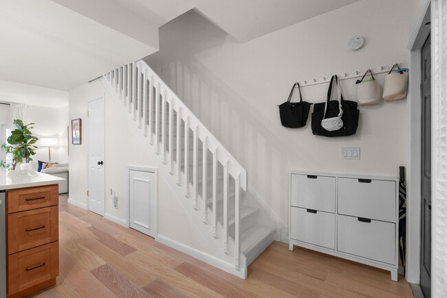 Building Photo - 1321 Bayview Dr