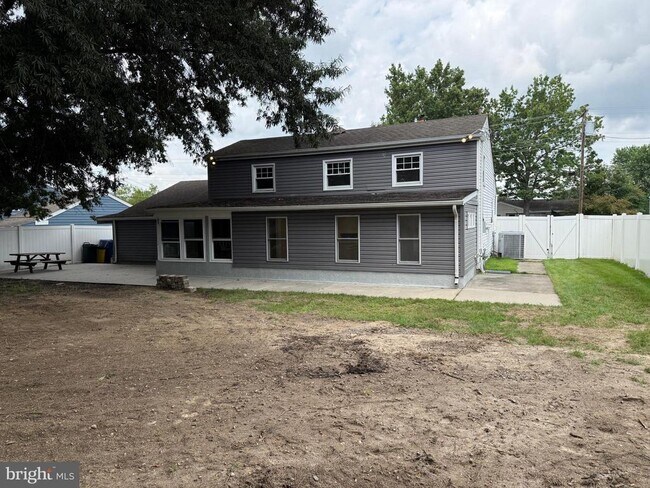 Building Photo - 417 Greenview Dr