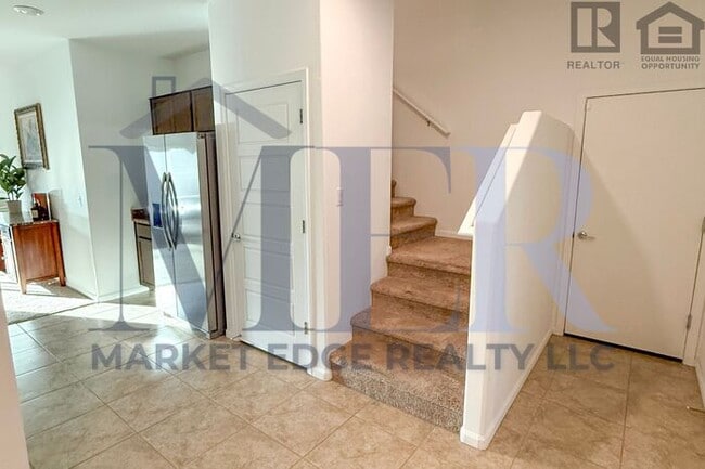 Building Photo - 4Bed/4Bath w/2 Car Gar-Tucson! $199 MOVE-I...