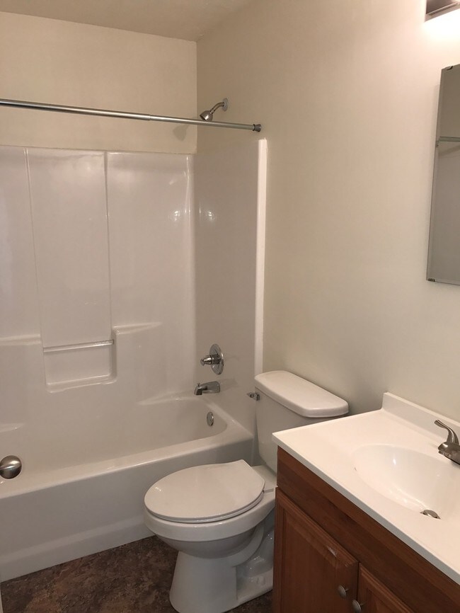 Building Photo - New 3 bed/1 bath duplex for rent!