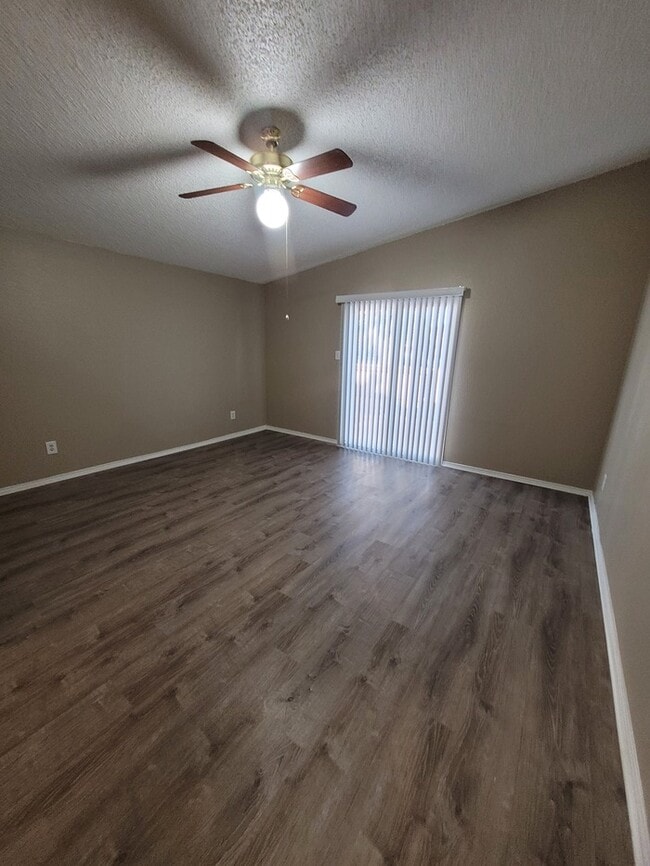 Building Photo - Spacious 3 bed 2 bath townhome!