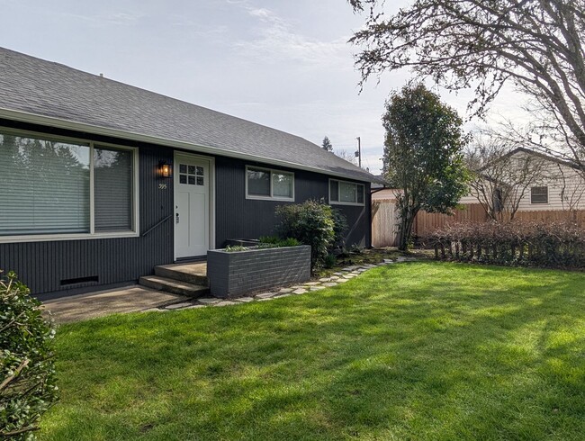 Building Photo - updated 4bed/2bath duplex near Oakway Rd