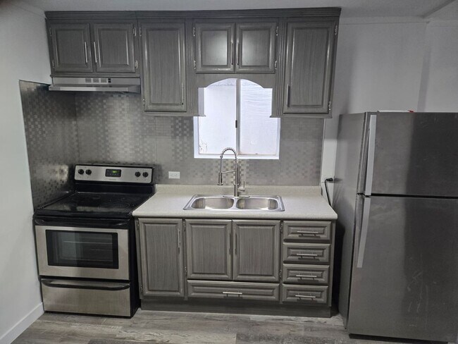 Building Photo - 3 Bedroom 2 Bath Home