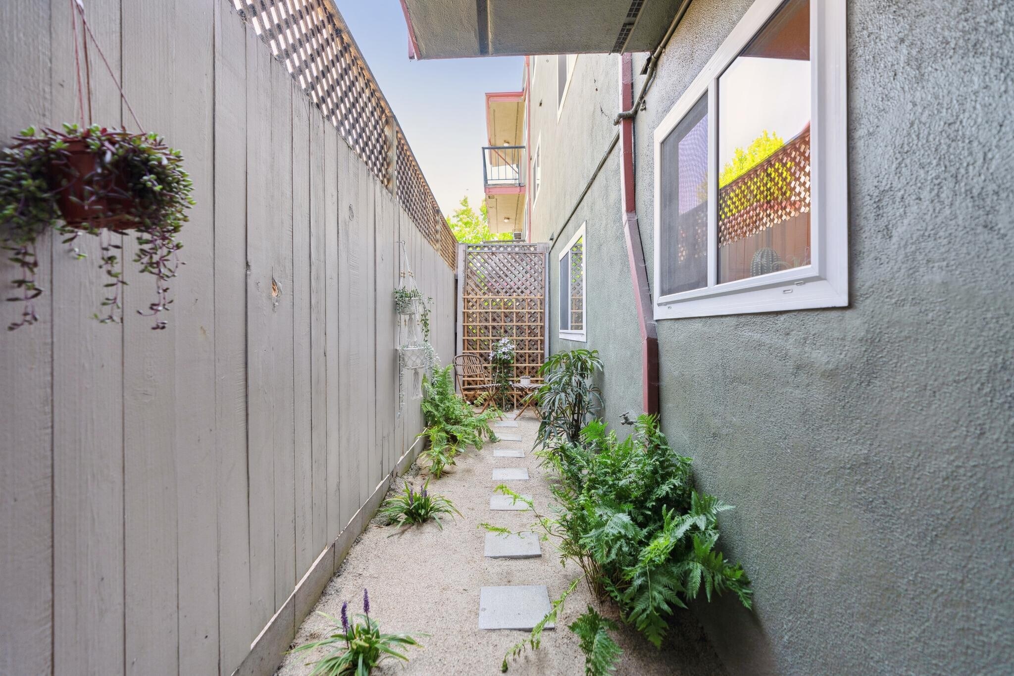 Building Photo - 6211 Telegraph Ave