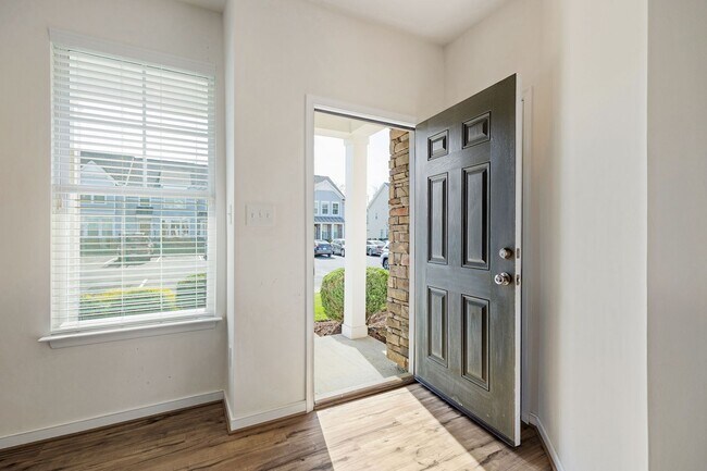 Building Photo - 3 Bedroom Corner Townhome!!! Available Early-Mid April****