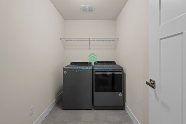 Building Photo - 5 BED & 2.5 BATH SINGLE FAMILY HOUSE FOR RENT