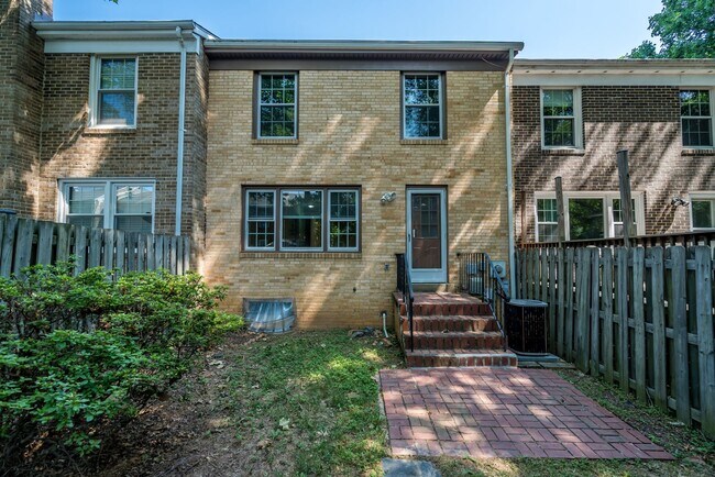 Building Photo - Location is Everything With This 3 Bed 3.5 Bath Townhouse in Hampton Court Community