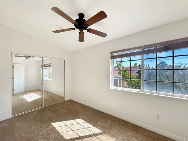 Building Photo - Beautiful 3B 2BA Duplex Unit w/ Balcony, W...