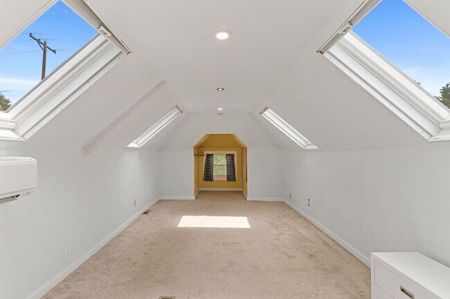 Building Photo - Available NOW! 3 Bedroom 1 Bath Home in Denver!