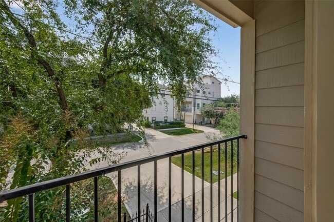 Building Photo - 1127 W 24th St