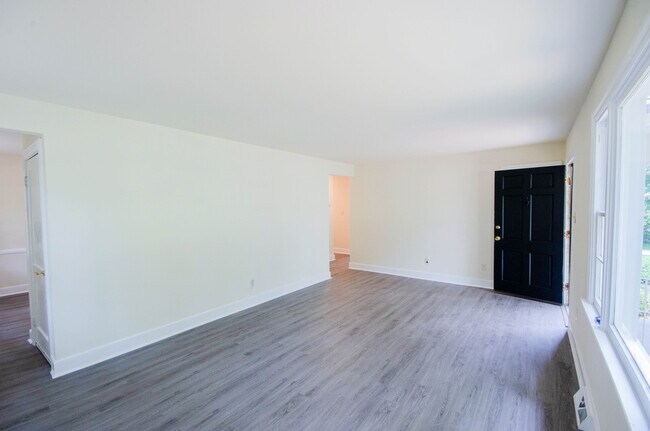 Building Photo - 913 Ironington Rd
