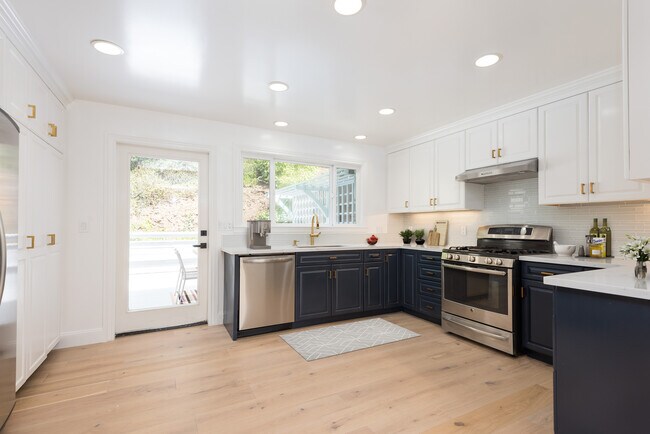 Building Photo - 474 Ulloa St