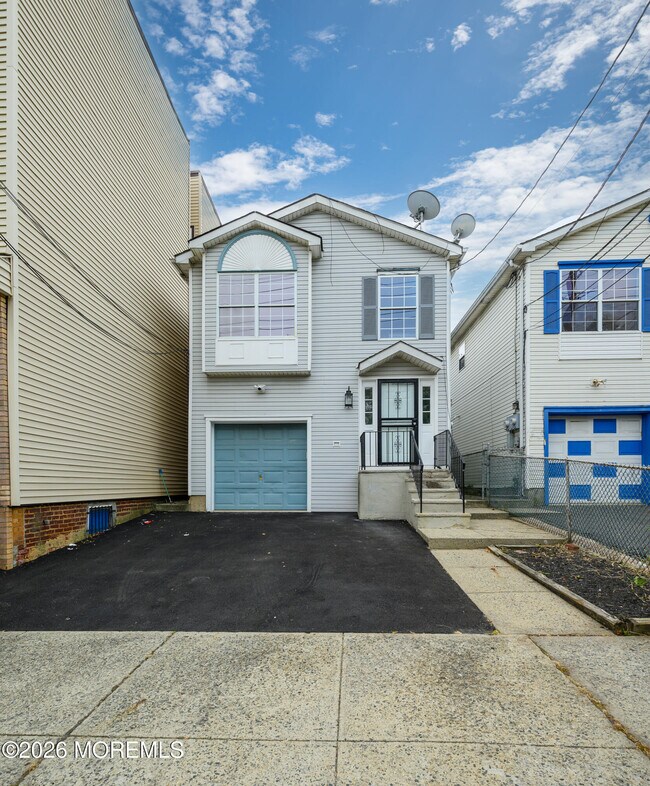 Building Photo - 114 Watson Ave