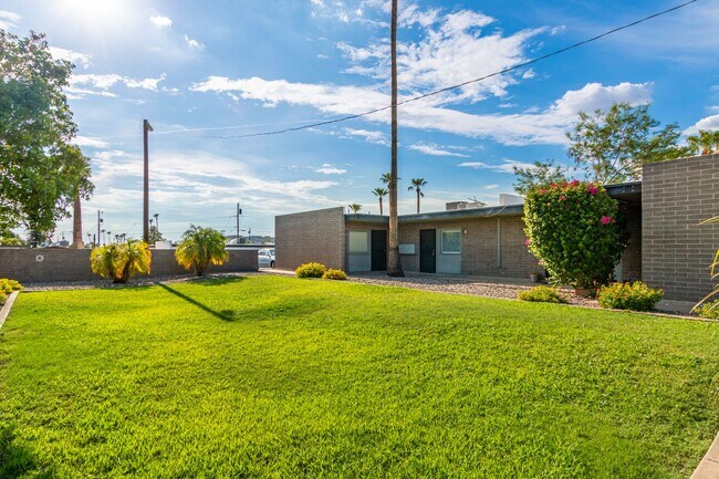 Building Photo - 1722 E Ocotillo Rd