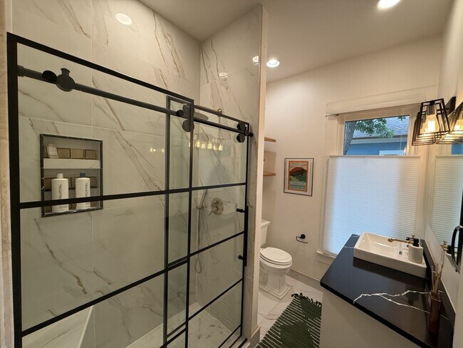 Building Photo - Fully Furnished Home In Great Location - J...