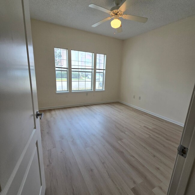 Building Photo - 1 Bedroom Condo for RENT