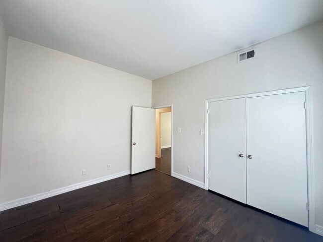 Building Photo - 10432 High Hollows Dr