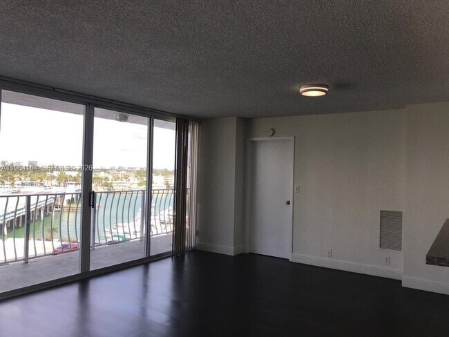 Building Photo - 7601 E Treasure Dr