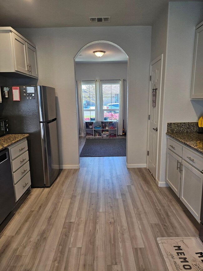 Building Photo - MUST SEE 4 Bedroom 2 bath