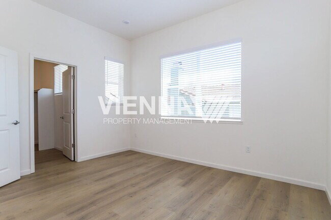 Building Photo - 8090 Quiet Knolls Dr