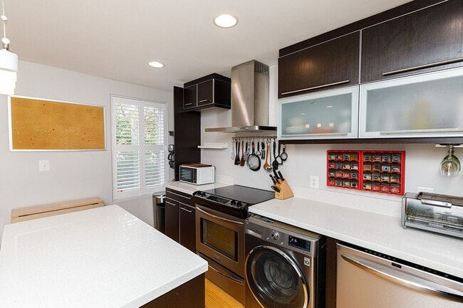 Building Photo - Bright One Bed Trinidad Rental Condo: Mode...