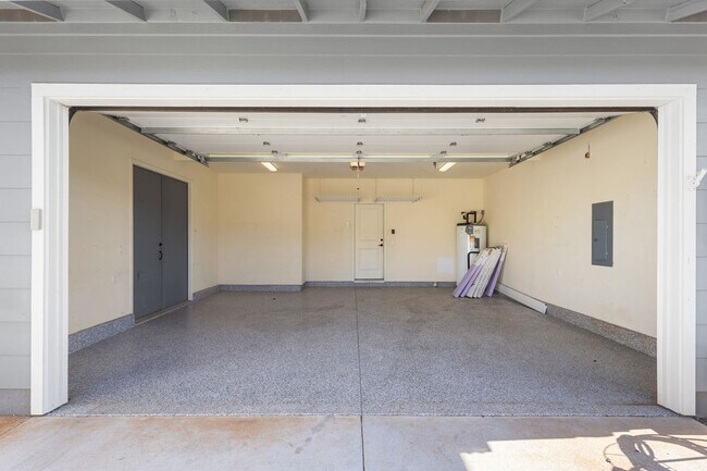 Building Photo - Bright 4-Bedroom Pet-Friendly Golf-Course ...