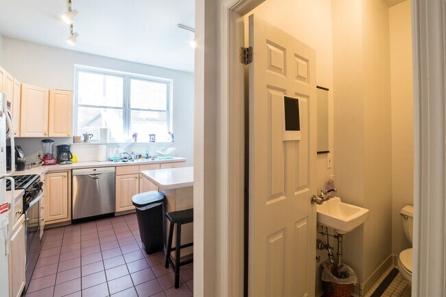 Building Photo - Large Center City Rittenhouse Four Bedroom Home